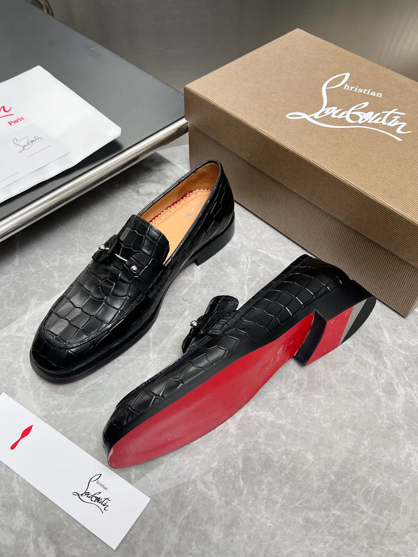 [CL red sole] Top P: 900💰 Number of yards: 39~44 (38.4546. Customized, non-refundable) CL new men's formal shoes Loaf leather shoes Christia* Loubouti* red sole shoes The red sole is luxurious and elegant, reshaping the style boundary of casual formal wear. It is extremely innovative in material selection, and creates a rich visual and tactile experience through the collision of different materials! Made of top-grade calfskin/glossy patent leather/spliced ​​technical fabric in contrasting colors. The upper is stitched by hand with fine and even stitching. It is based on the square-toe loafer shoe shape, with neat and elegant lines, which fits the toughness of men's wear. The upper is embellished with metal rivets, injecting individual details into classic loafers, breaking the mediocrity of casual shoes, and giving a concrete expression of "low-key luxury". From the original color/red cowhide lining inside the shoe to the instantly recognizable red sole, the "red sole" is not only the brand's visual identity, but also a "luxury codeword" when walking. The red sole exposed inadvertently conveys taste and identity instantly. From the innovative splicing of materials, to the personalized fusion of design, to the ingenious inheritance of craftsmanship, the Christian Louboutin men's loafer series is not only a pair of casual shoes, but also a "yuppie style" dressing weapon for men. Whether it is a casual business meeting or a casual look for daily travel, it can help you become a unique and stylish man in every occasion with its "red Loaf" attitude.